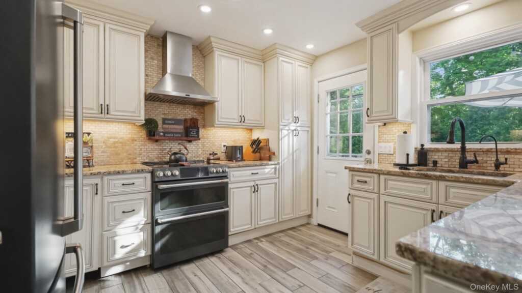 25 Manor Avenue, White Plains, NY 10605 - Photo 9 of 46