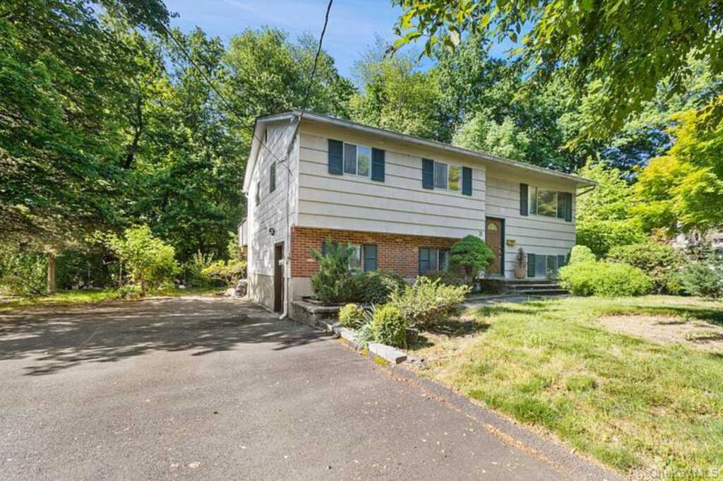 31 Amarillo Drive, Nanuet, NY 10954 - Photo 3 of 38