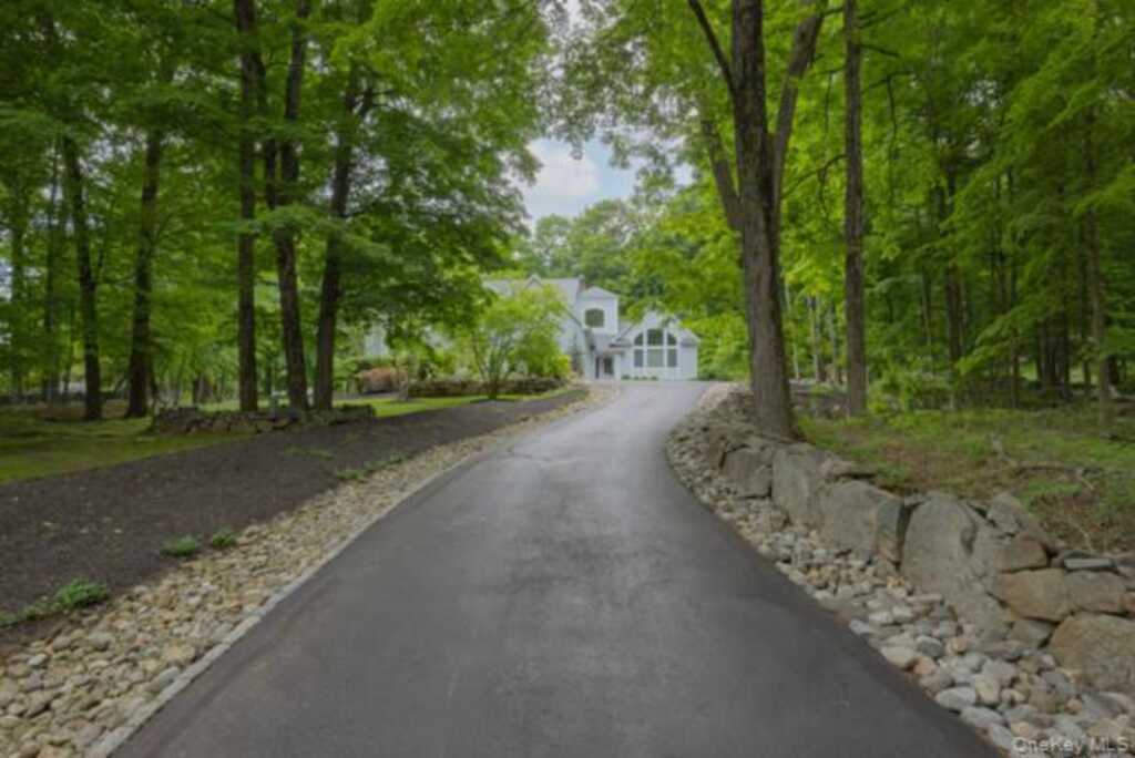 19 W Gate Road, Suffern, NY 10901 - Photo 2 of 42