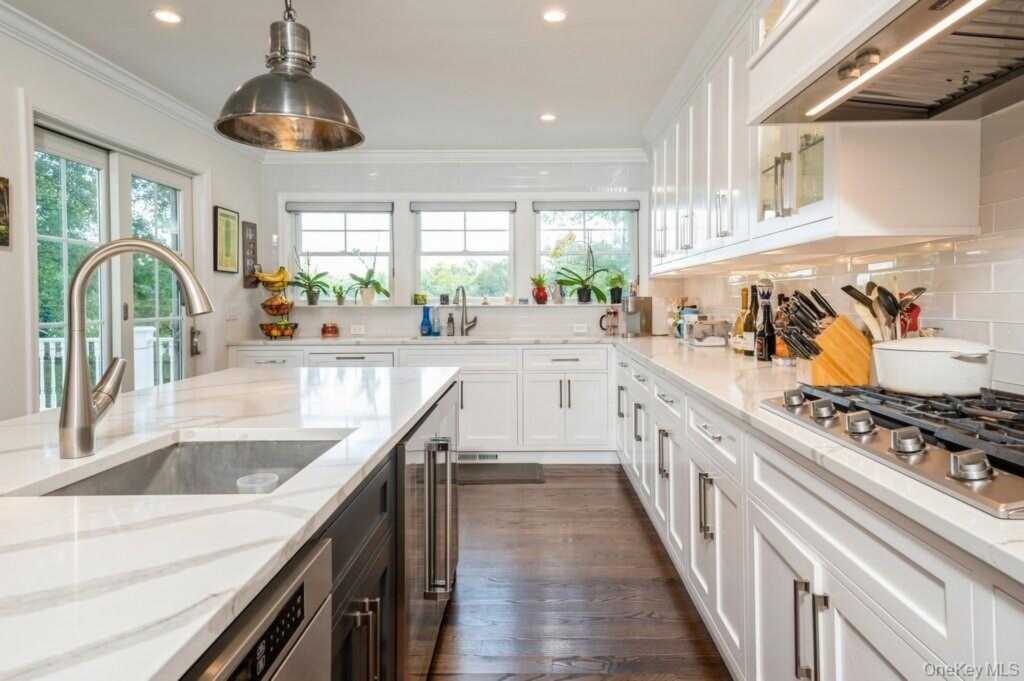 24 Sleepy Hollow Road, Rye, NY 10573 - Photo 8 of 38