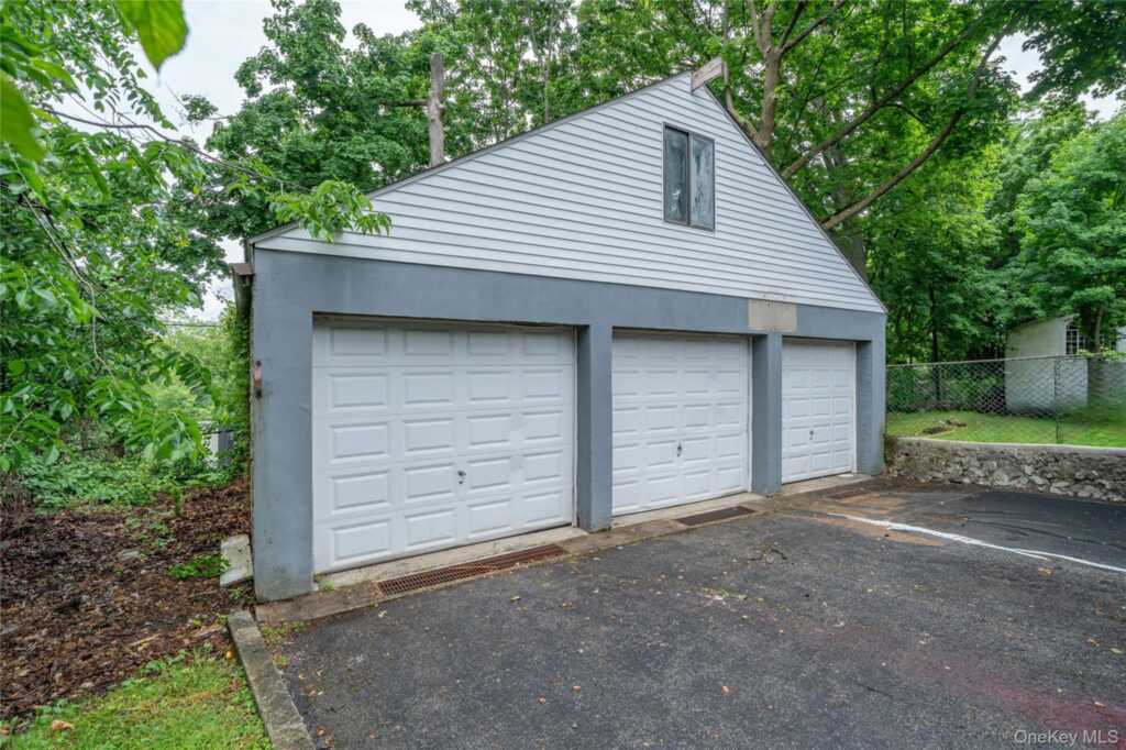 32 Ridgeview Avenue, White Plains, NY 10606 - Photo 3 of 23