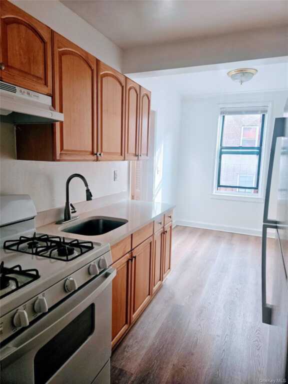 1 Broad Parkway, Unit #6M, White Plains, NY 10601 - Photo 2 of 6