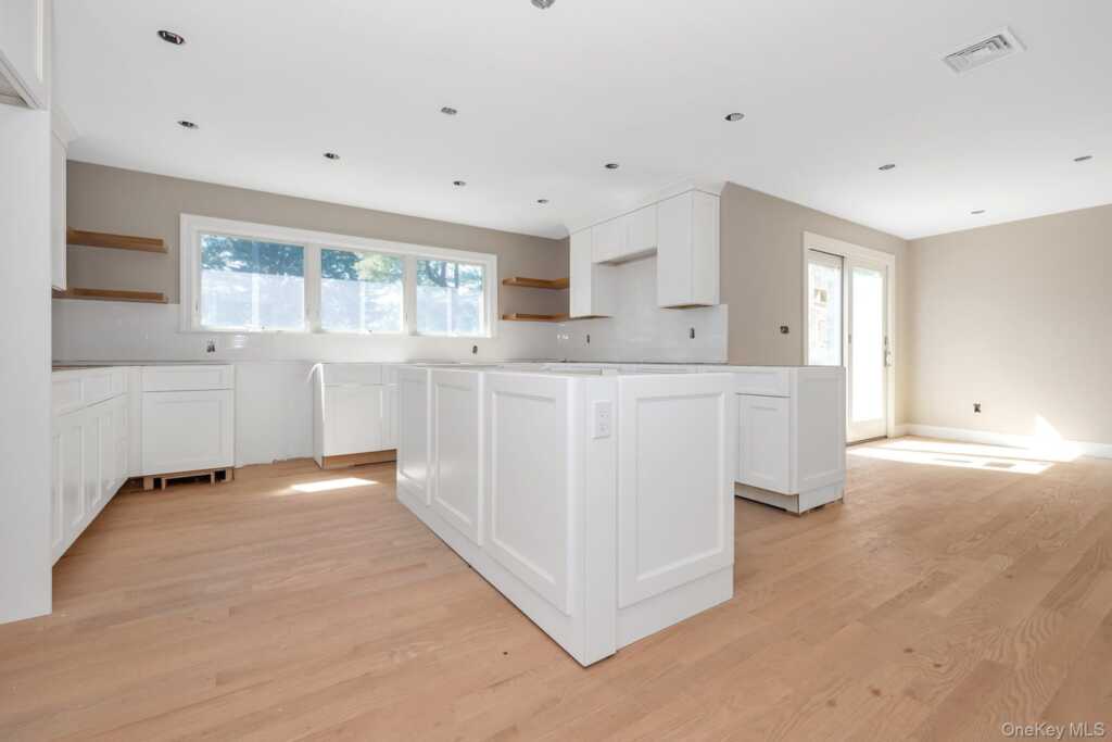 58 Marion Drive, New Rochelle, NY 10804 - Photo 8 of 27