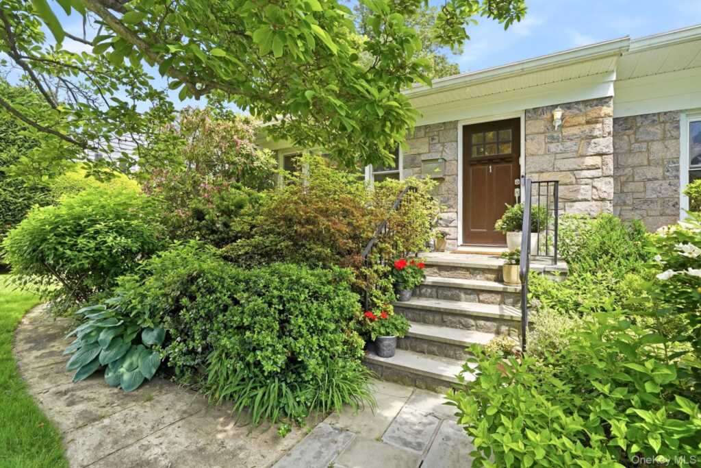 1 Pamela Lane, New Rochelle, NY 10804 - Photo 2 of 32