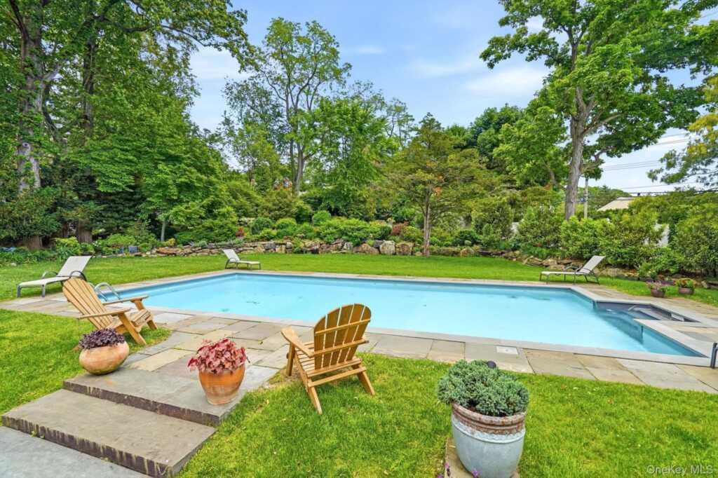 1 Pamela Lane, New Rochelle, NY 10804 - Photo 4 of 32