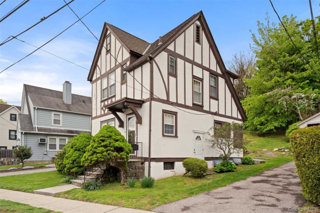 31 Lynton Place, White Plains, NY 10606 - Photo 3 of 19