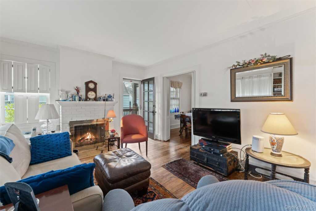 31 Lynton Place, White Plains, NY 10606 - Photo 4 of 19