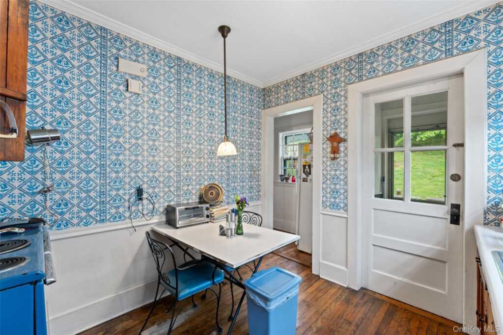 31 Lynton Place, White Plains, NY 10606 - Photo 9 of 19
