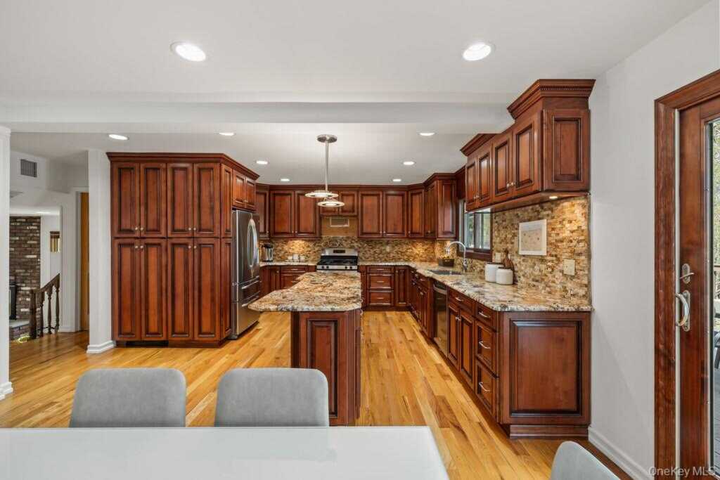 84 Tennyson Drive, Nanuet, NY 10954 - Photo 21 of 49