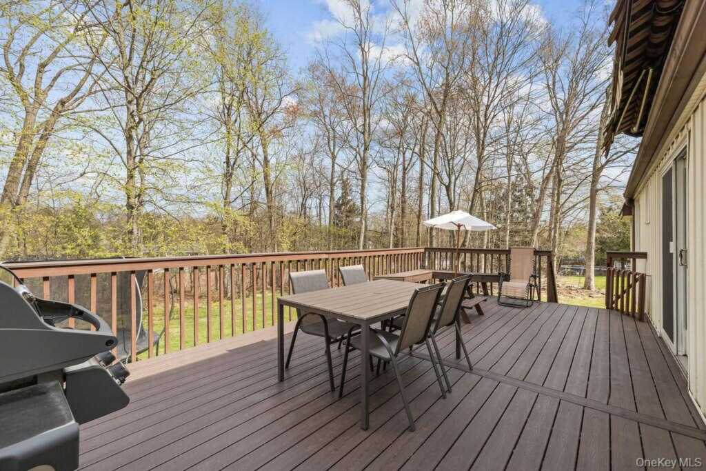 84 Tennyson Drive, Nanuet, NY 10954 - Photo 24 of 49