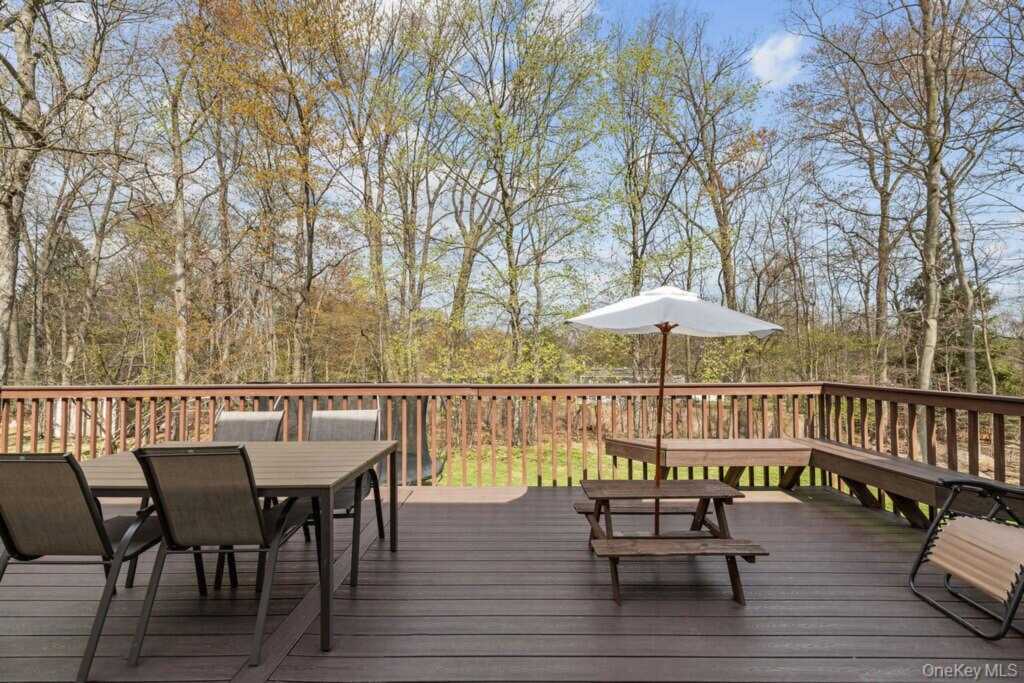 84 Tennyson Drive, Nanuet, NY 10954 - Photo 25 of 49