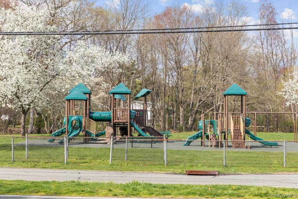 84 Tennyson Drive, Nanuet, NY 10954 - Photo 44 of 49