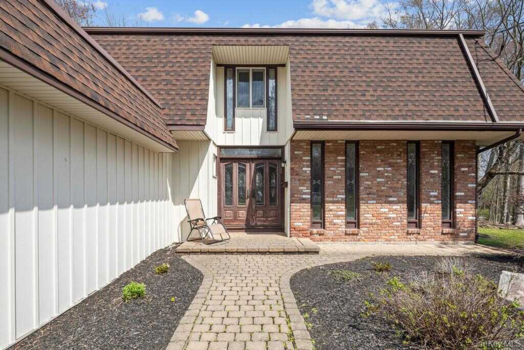 84 Tennyson Drive, Nanuet, NY 10954 - Photo 6 of 49