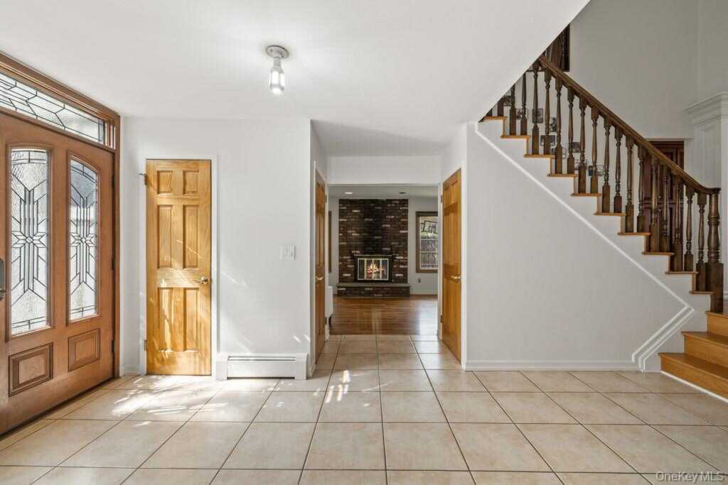 84 Tennyson Drive, Nanuet, NY 10954 - Photo 9 of 49
