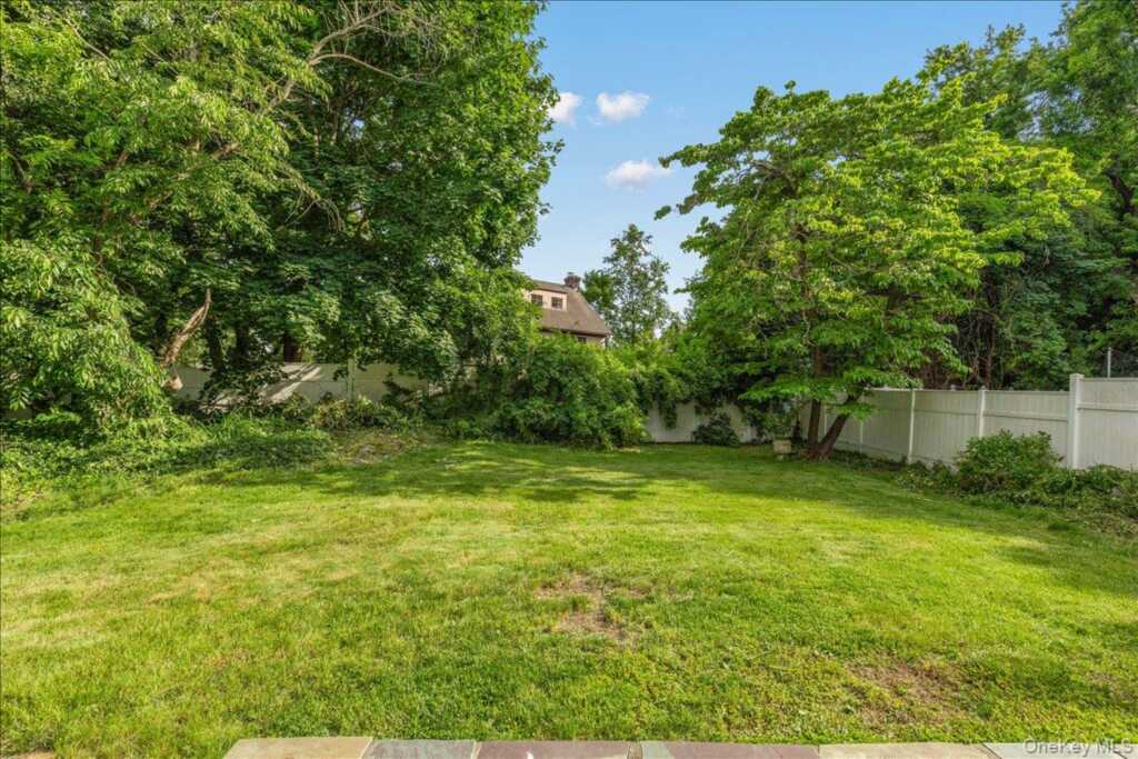 56 Northfield Road, New Rochelle, NY 10804 - Photo 18 of 26