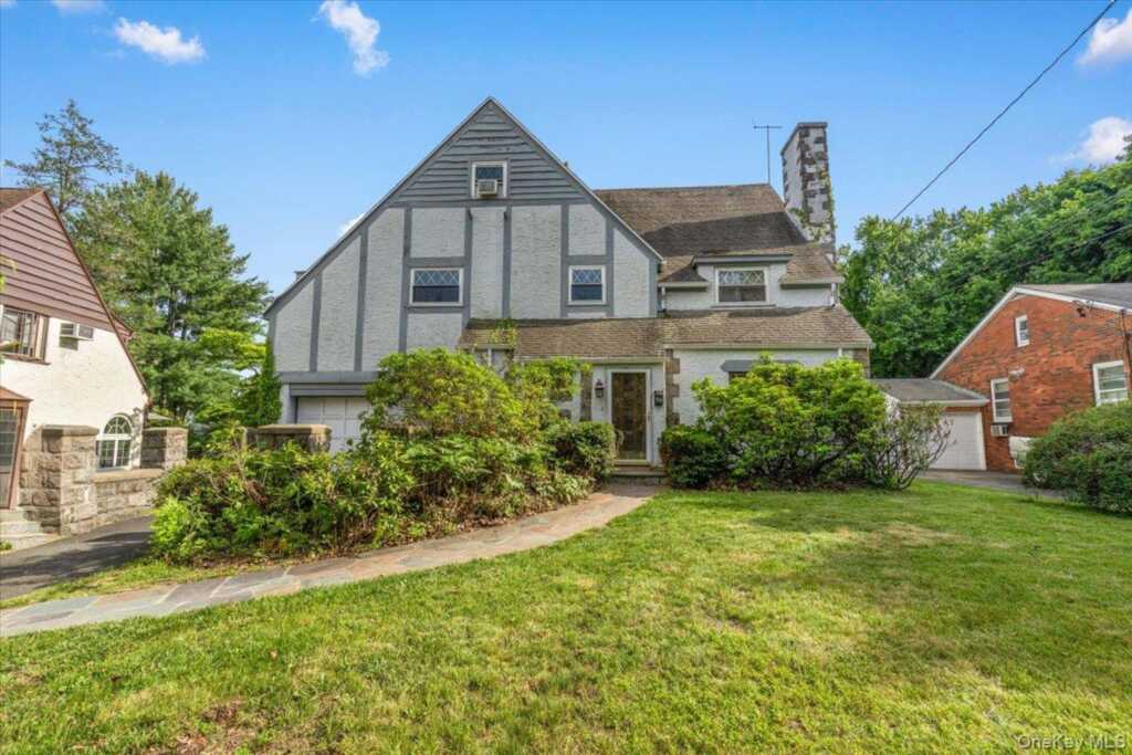 56 Northfield Road, New Rochelle, NY 10804 - Photo 2 of 26