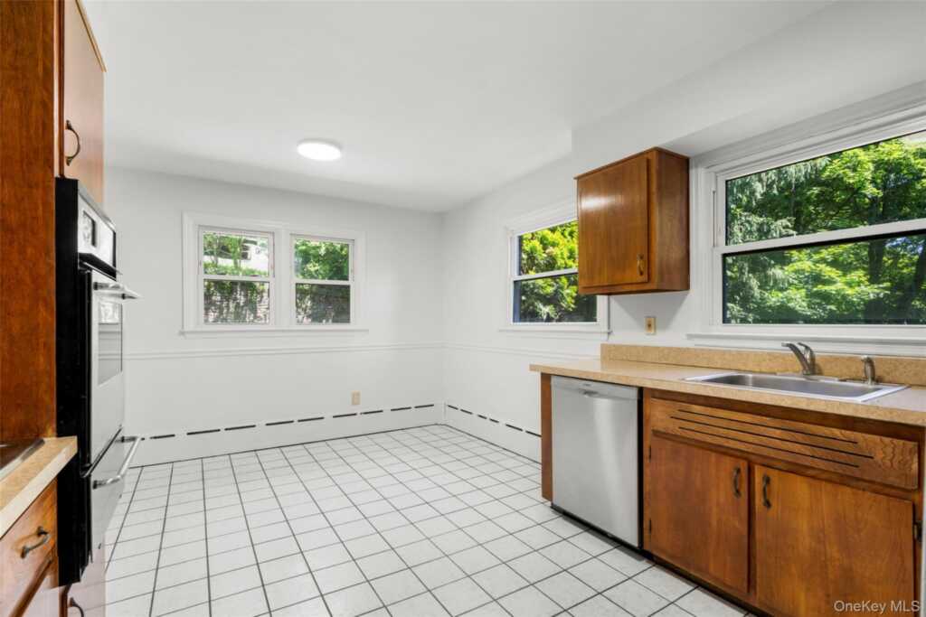 14 Jones Place, White Plains, NY 10606 - Photo 19 of 43