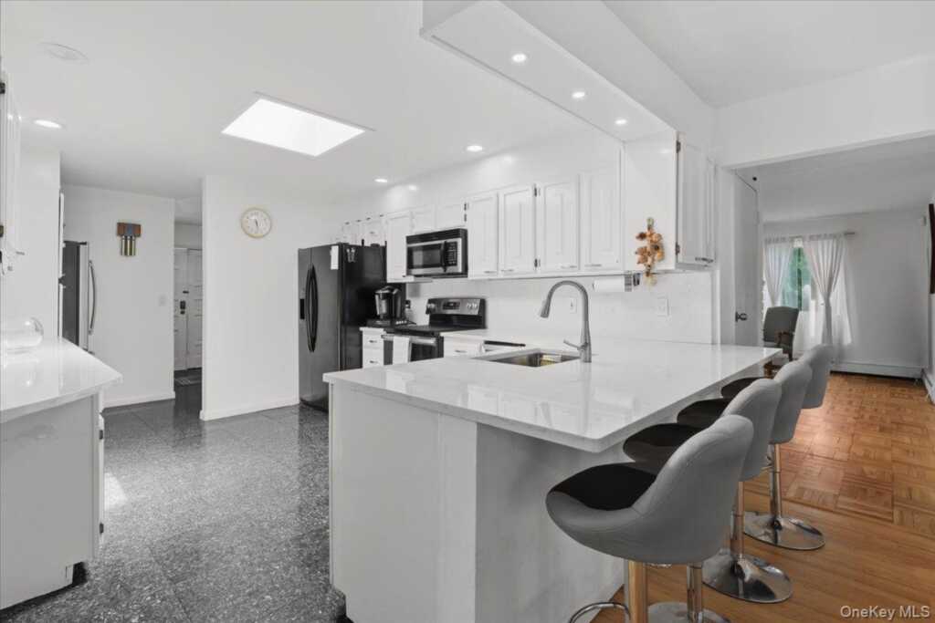 275 Broadfield Road, New Rochelle, NY 10804 - Photo 15 of 32