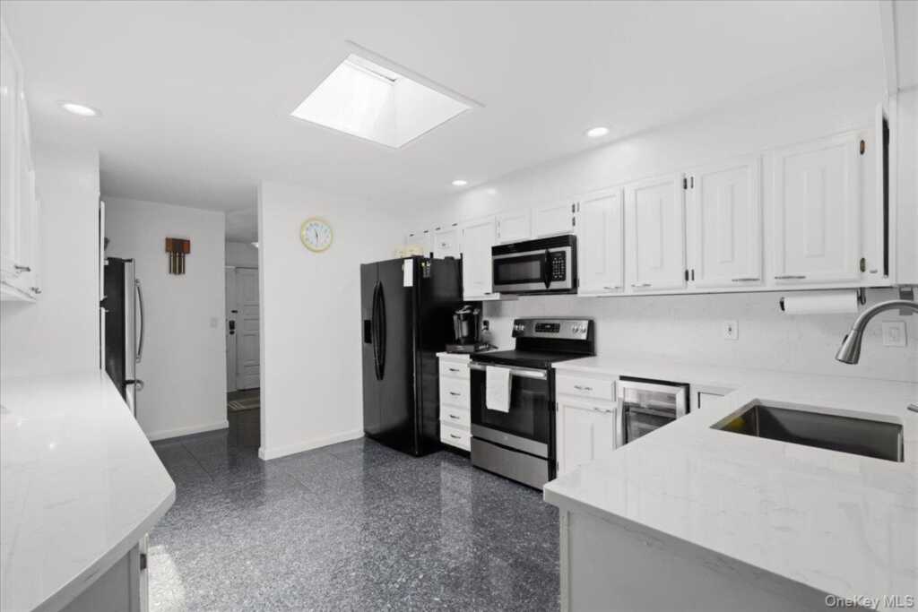 275 Broadfield Road, New Rochelle, NY 10804 - Photo 16 of 32