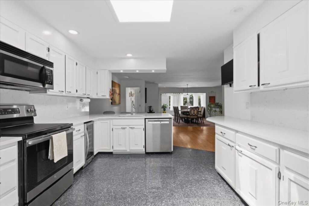 275 Broadfield Road, New Rochelle, NY 10804 - Photo 17 of 32