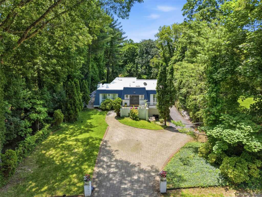 275 Broadfield Road, New Rochelle, NY 10804 - Photo 2 of 32