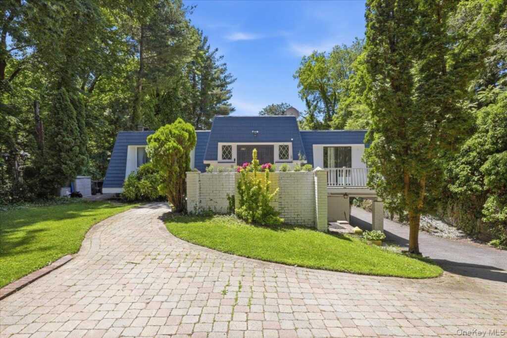 275 Broadfield Road, New Rochelle, NY 10804 - Photo 3 of 32