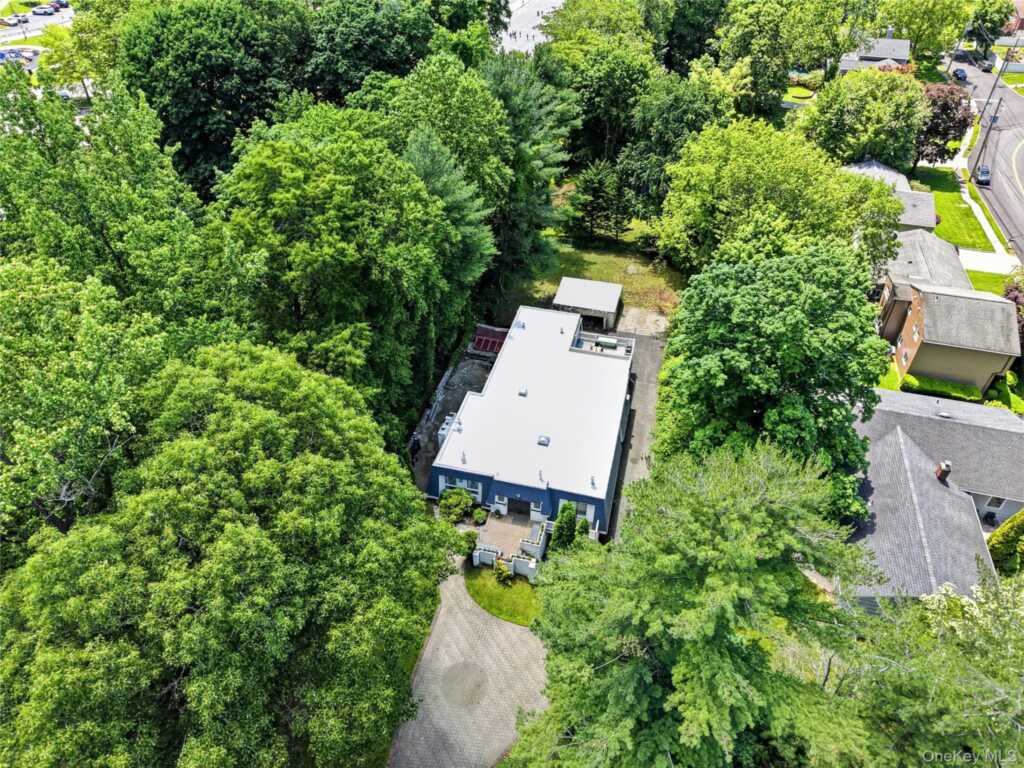 275 Broadfield Road, New Rochelle, NY 10804 - Photo 4 of 32