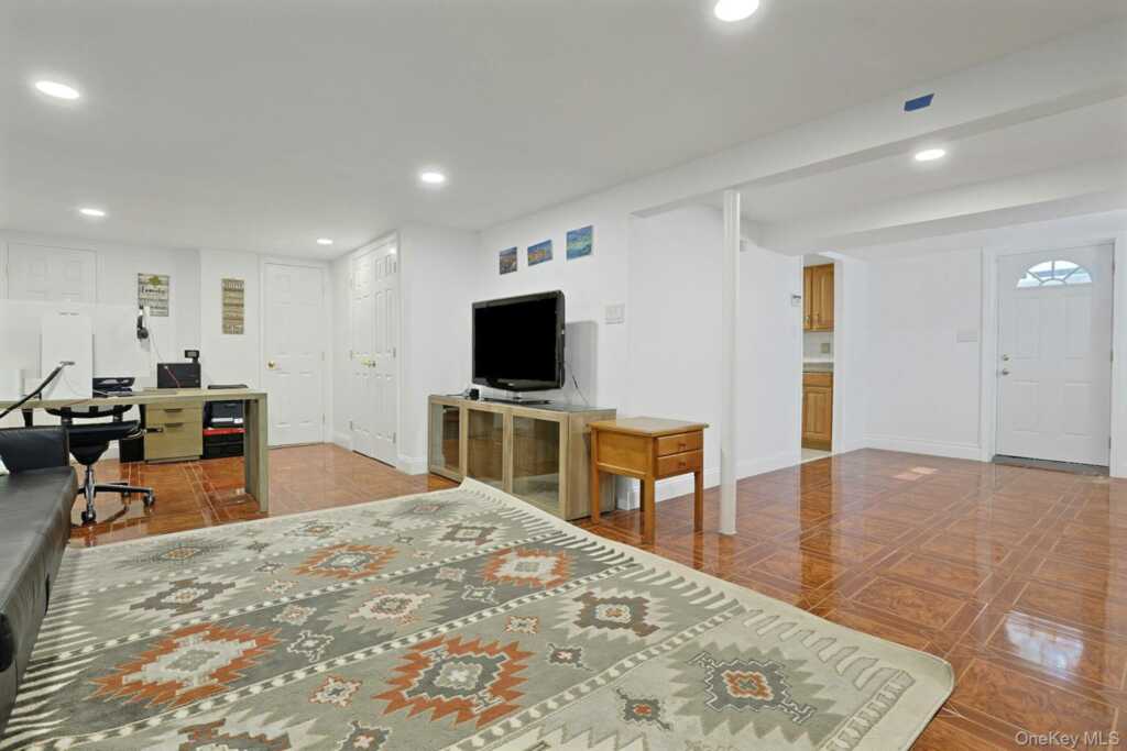 60 Pilgrim Court, Pearl River, NY 10965 - Photo 25 of 50