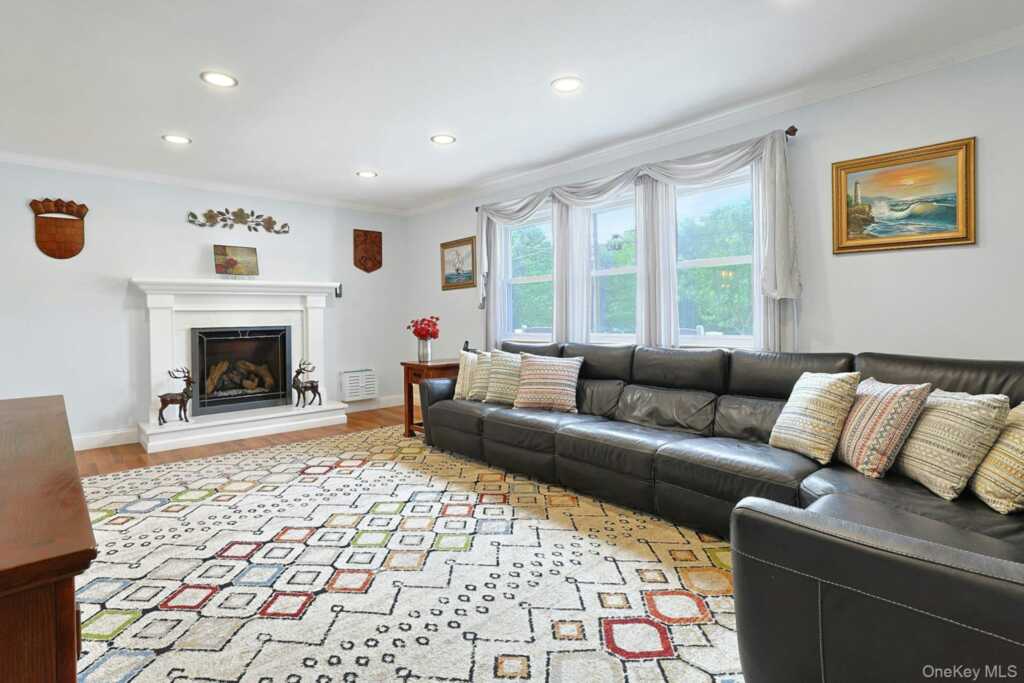 60 Pilgrim Court, Pearl River, NY 10965 - Photo 5 of 50