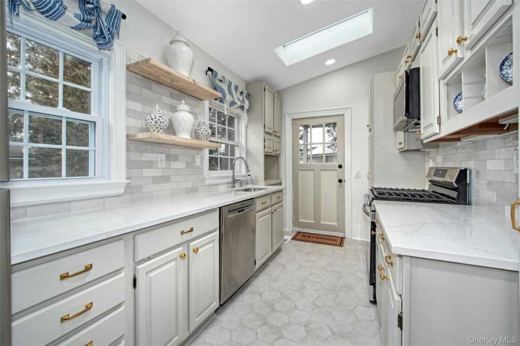 319 Oakland Beach Avenue, Rye, NY 10580 - Photo 11 of 30