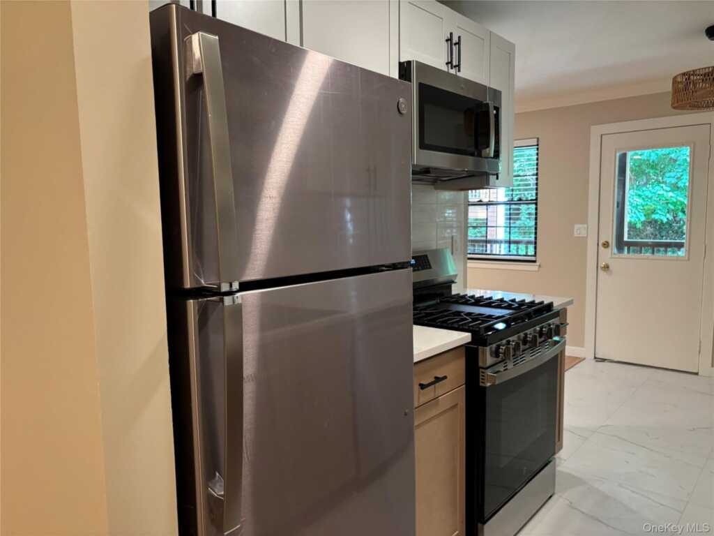 452 Somerset Drive, Unit #F, Pearl River, NY 10965 - Photo 12 of 31