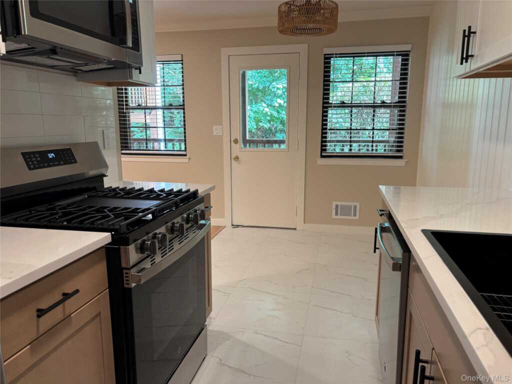 452 Somerset Drive, Unit #F, Pearl River, NY 10965 - Photo 9 of 31