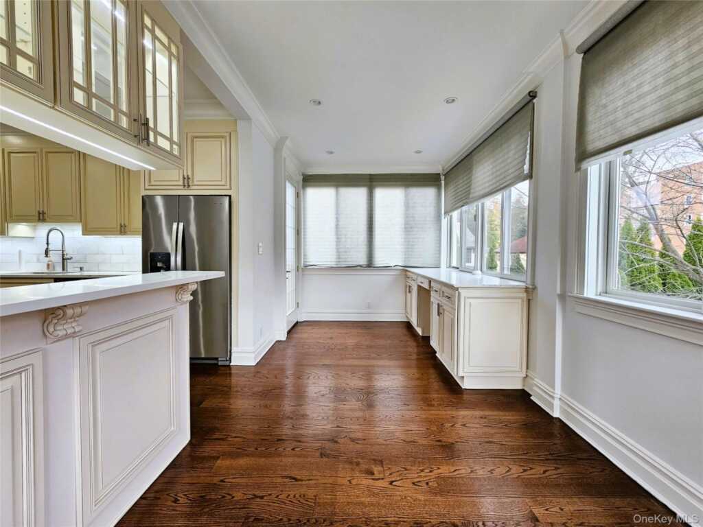 49 Greenridge Avenue, White Plains, NY 10605 - Photo 10 of 44