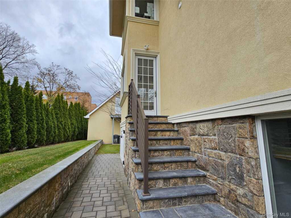 49 Greenridge Avenue, White Plains, NY 10605 - Photo 39 of 44