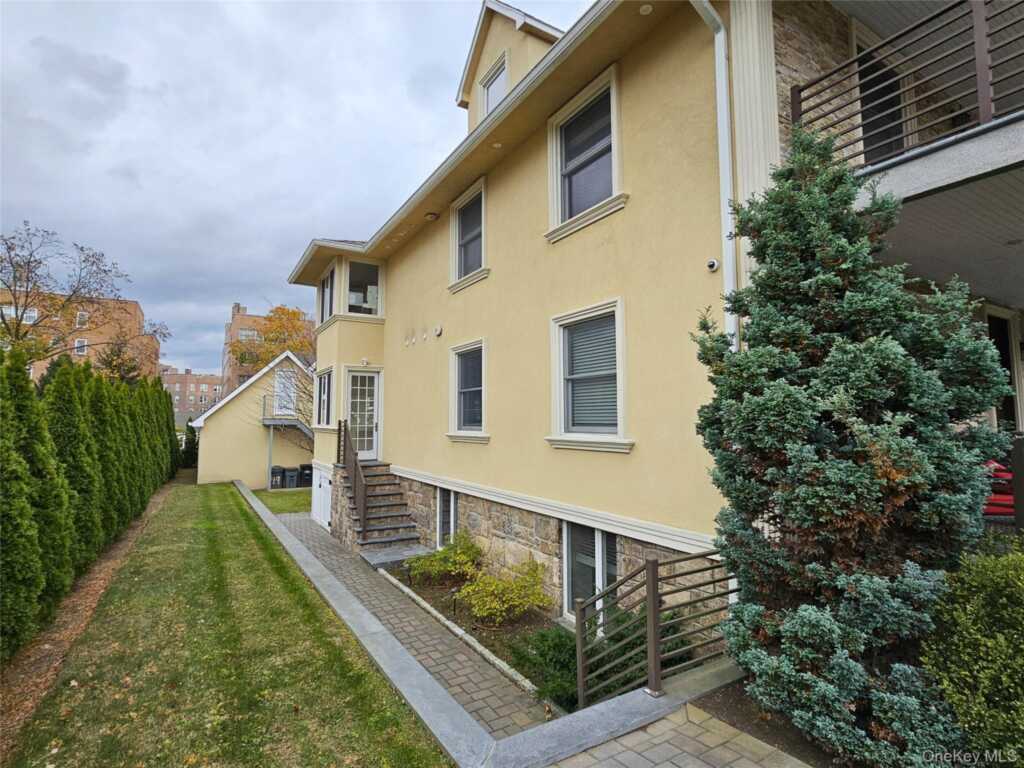 49 Greenridge Avenue, White Plains, NY 10605 - Photo 41 of 44