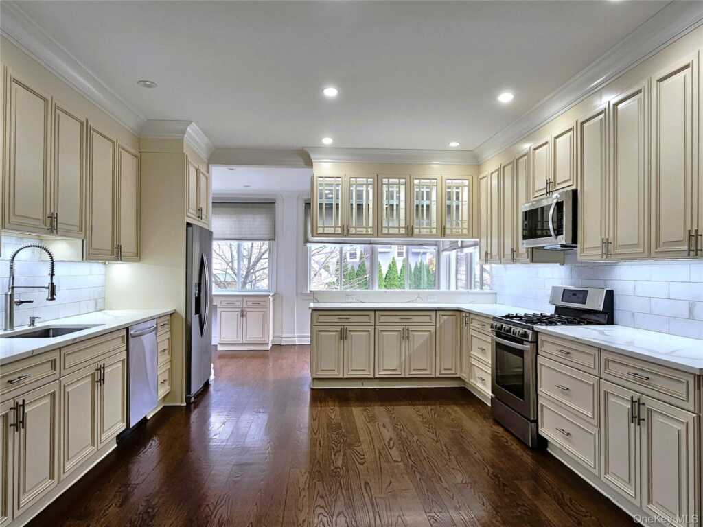 49 Greenridge Avenue, White Plains, NY 10605 - Photo 7 of 44
