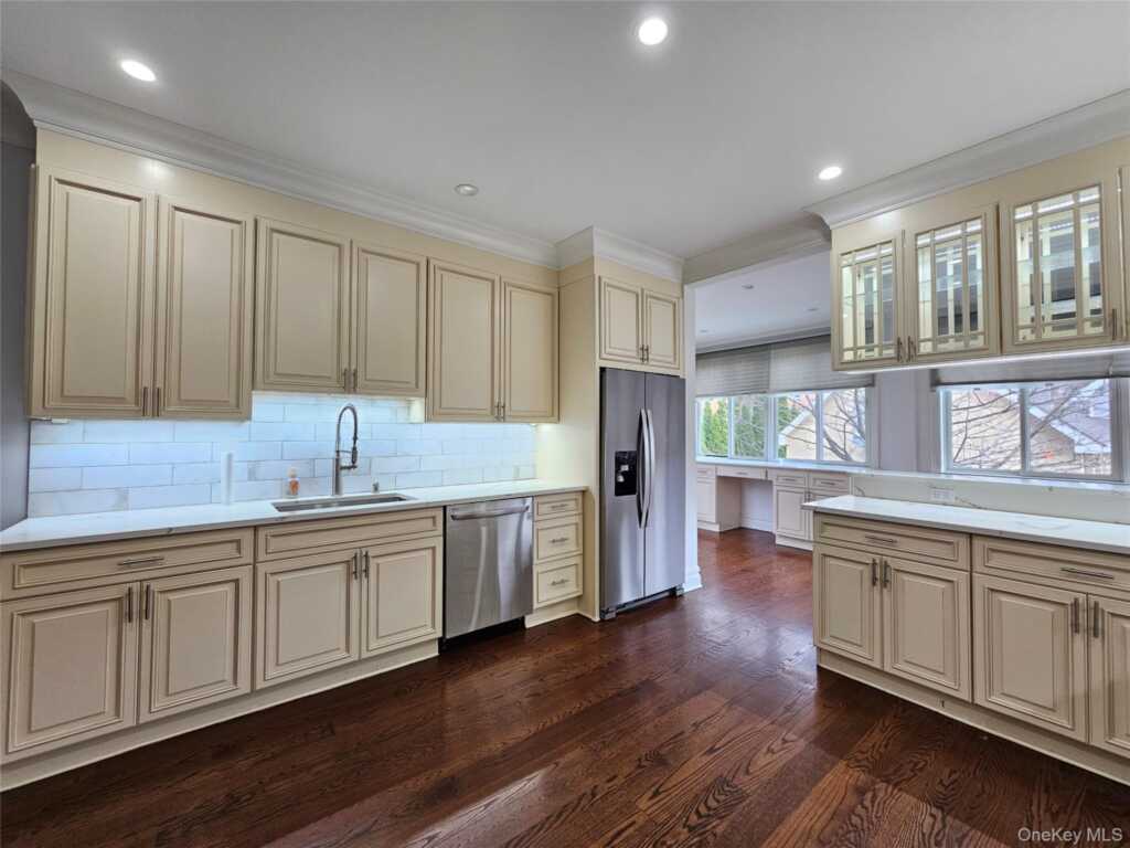 49 Greenridge Avenue, White Plains, NY 10605 - Photo 8 of 44