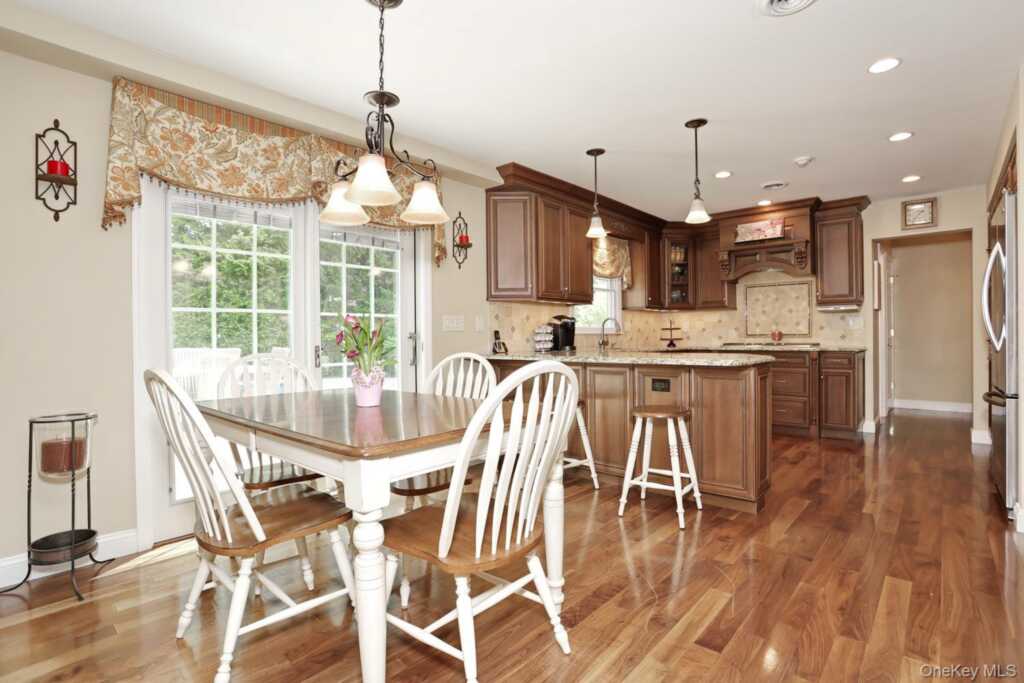 4 Plum Court, Nanuet, NY 10954 - Photo 12 of 47