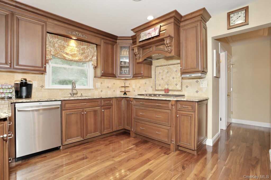 4 Plum Court, Nanuet, NY 10954 - Photo 13 of 47