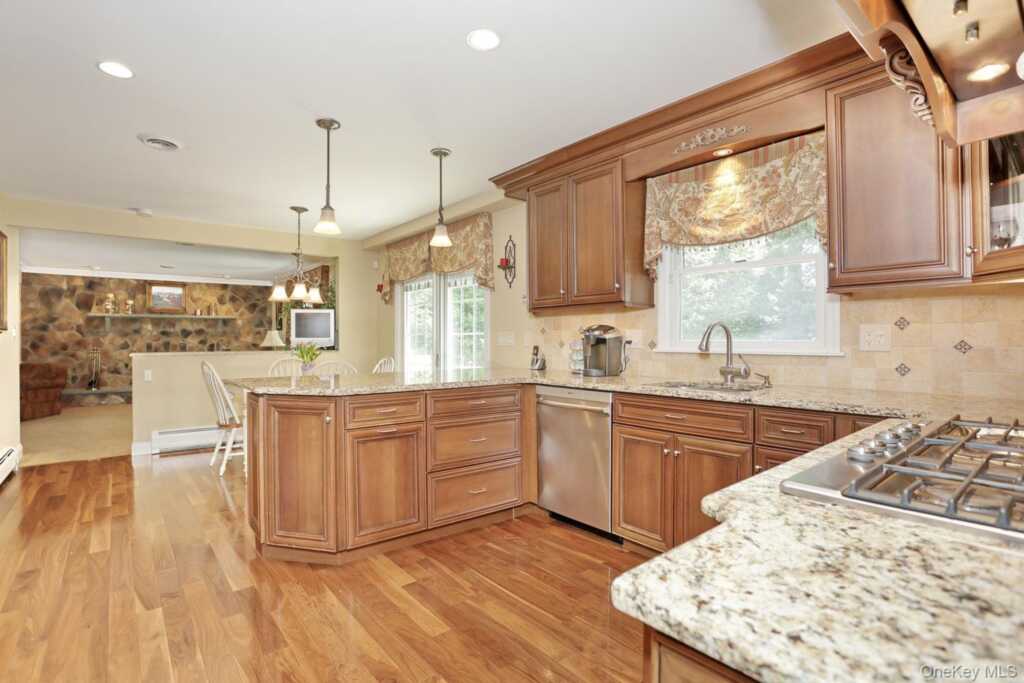 4 Plum Court, Nanuet, NY 10954 - Photo 15 of 47