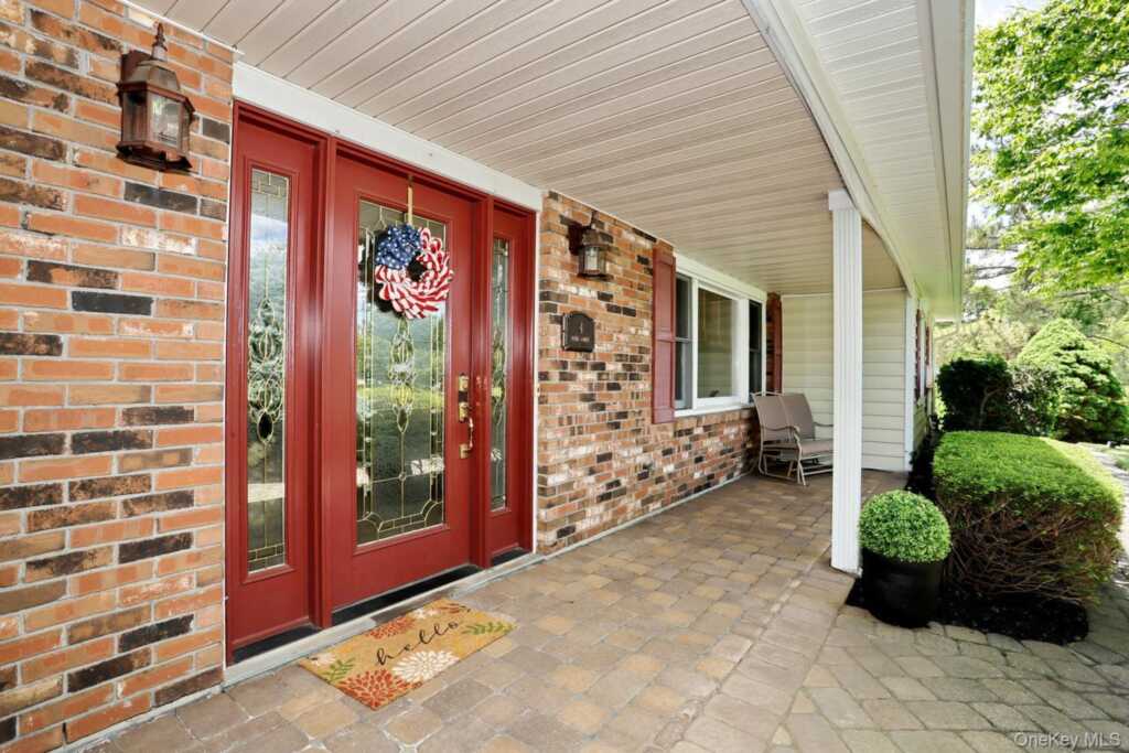 4 Plum Court, Nanuet, NY 10954 - Photo 2 of 47