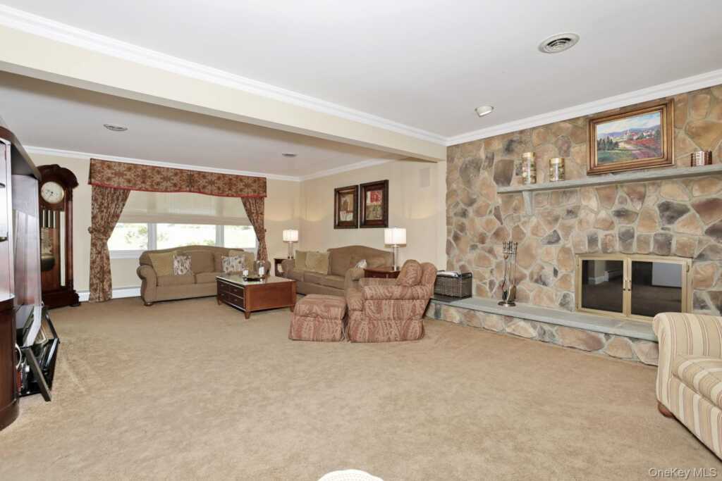 4 Plum Court, Nanuet, NY 10954 - Photo 8 of 47