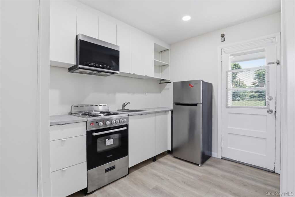 36 S Middletown Road, Unit #Apt 4, Pearl River, NY 10965 - Photo 4 of 5