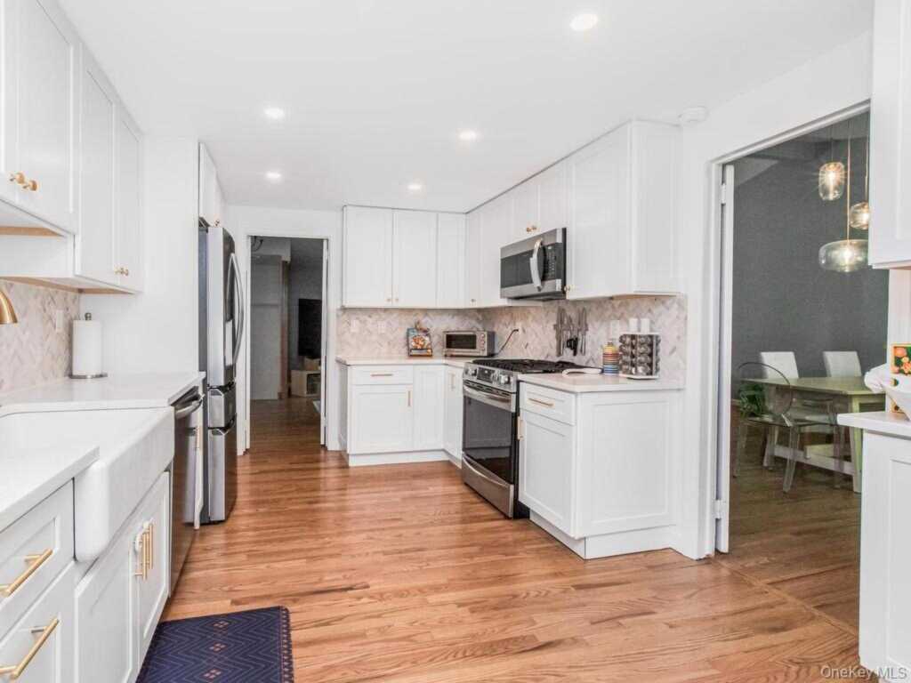 36 Balmoral Crescent, White Plains, NY 10607 - Photo 7 of 39