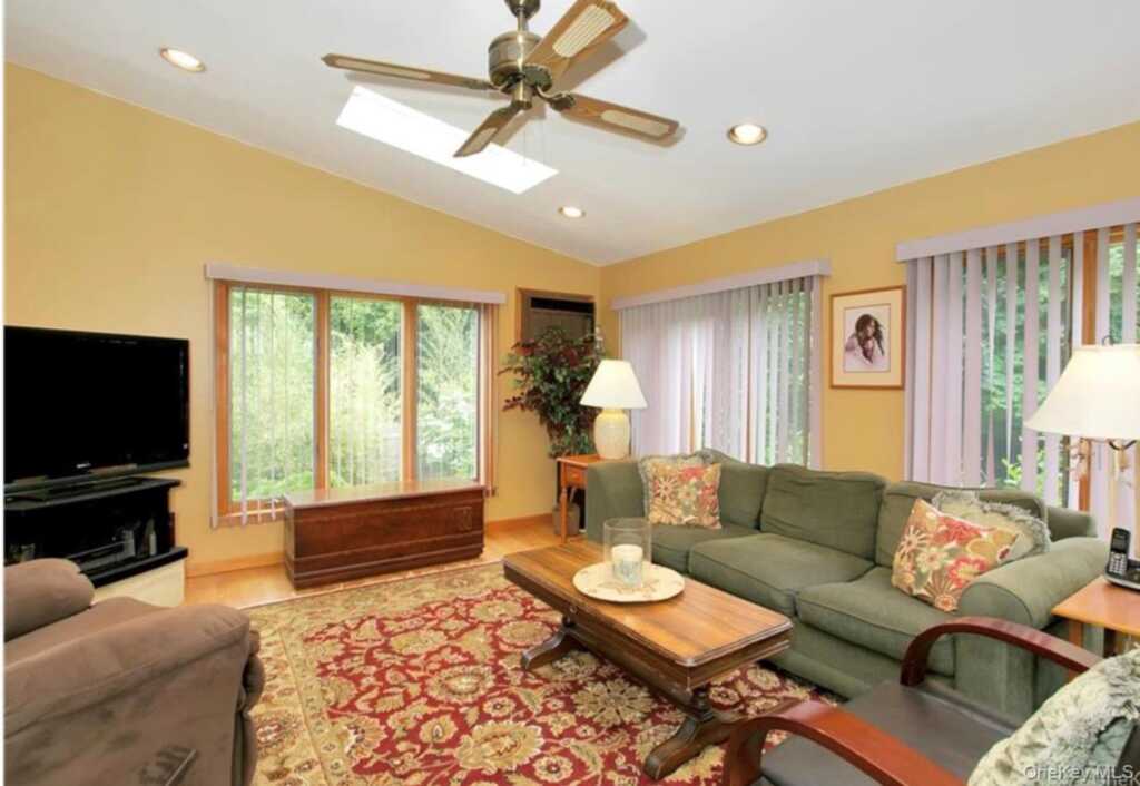 208 Woodhampton Drive, White Plains, NY 10603 - Photo 18 of 22