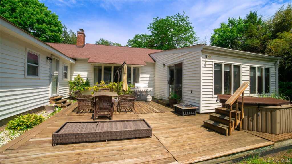 208 Woodhampton Drive, White Plains, NY 10603 - Photo 2 of 22