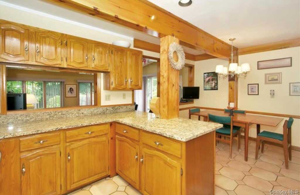 208 Woodhampton Drive, White Plains, NY 10603 - Photo 3 of 22