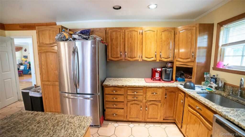 208 Woodhampton Drive, White Plains, NY 10603 - Photo 4 of 22