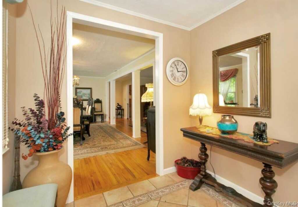 208 Woodhampton Drive, White Plains, NY 10603 - Photo 5 of 22