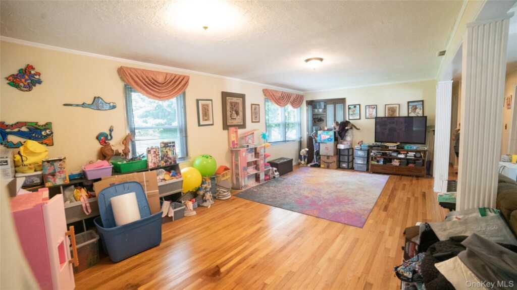 208 Woodhampton Drive, White Plains, NY 10603 - Photo 6 of 22